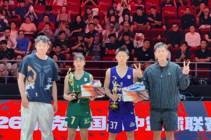 NINEGAMES-不止是看球！丁彦雨航与郭艾伦为耐高男女篮MVP张宇辰&amp;许梦伊颁奖