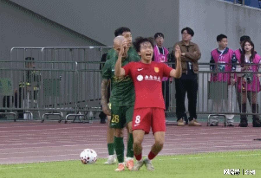 九游娱乐PC版-被薅头发是因辱骂浙江外援家人？22岁国脚：我连英语都说不明白